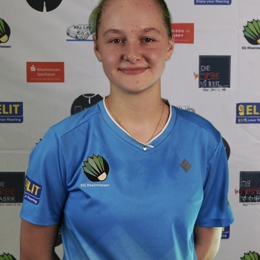 Sportlerin im Trikot der SG Rheinhessen vor Sponsorenwand