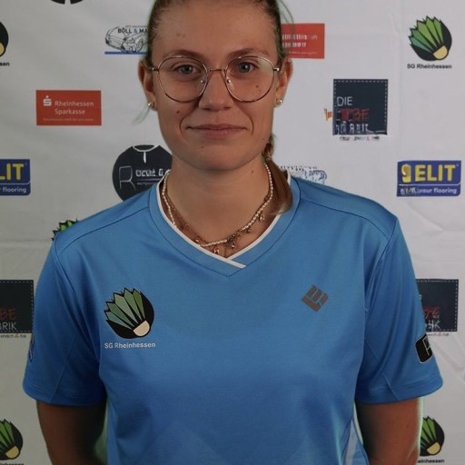 Sportlerin im Trikot der SG Rheinhessen vor Sponsorenwand