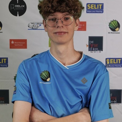 Spieler der SG Rheinhessen im blauen Trikot vor Sponsorenwand