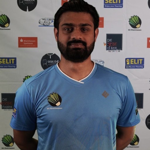 Spieler im Trikot der SG Rheinhessen vor Sponsorenwand