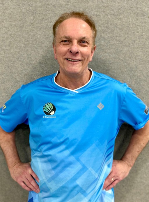 Sportler im blauen Trikot der SG Rheinhessen vor grauem Hintergrund