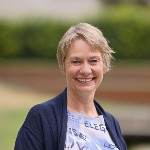 Porträtfoto einer Frau draußen am 21.07.2025 Porträt einer Frau im Freien am 21. Juli 2025