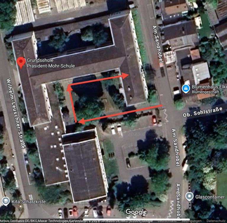 Präsident-Mohr-Schule Langen – Neuer Zugang auf dem Gelände, Luftbild mit Markierung Luftbild der Präsident-Mohr-Schule mit neuem Zugang, markiert mit roten Pfeilen, an der Wilhelm-Leuschner-Straße in Langen