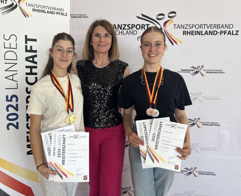 Siegerinnen der Landesmeisterschaft 2025 des Tanzsportverbands Rheinland-Pfalz mit Medaillen und Urkunden