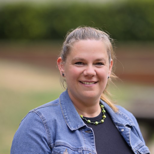 Tina Munzenberger im Porträt mit Jeansjacke Tina Munzenberger im Freien mit Jeansjacke und Halskette