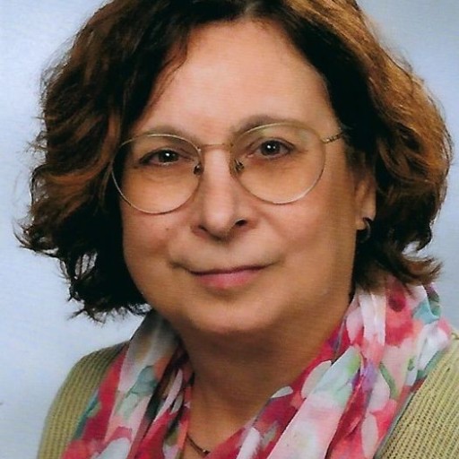 Porträt von Comes Weitzel mit braunen Haaren und buntem Schal