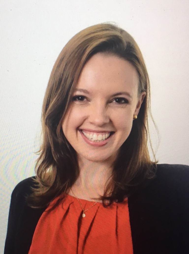 Loren Hadzimuratovic im Porträt mit braunen Haaren und rotem Oberteil