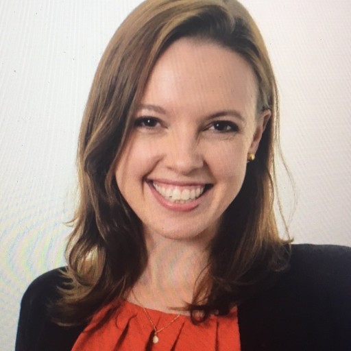 Loren Hadzimuratovic im Porträt mit braunen Haaren und rotem Oberteil