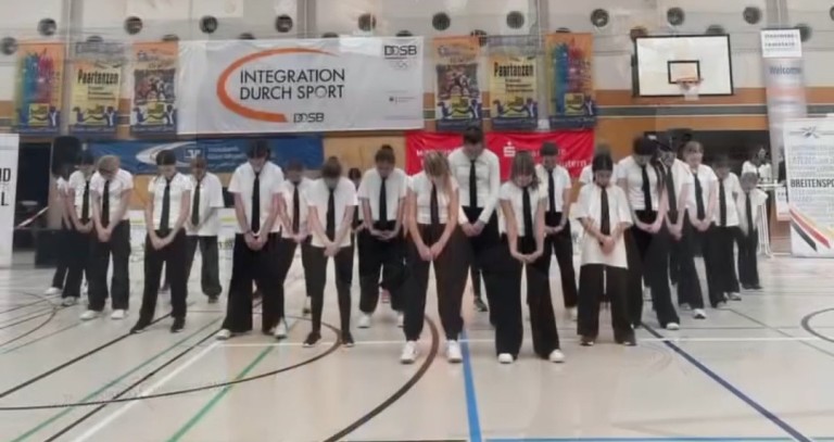 Tanzgruppe bei der Veranstaltung 'Integration durch Sport' in einer Sporthalle