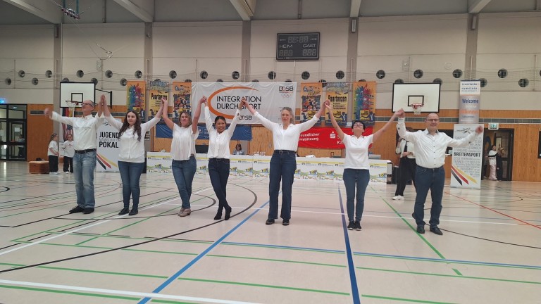 Gruppentanz bei Integration durch Sport Veranstaltung des DOSB in einer Sporthalle