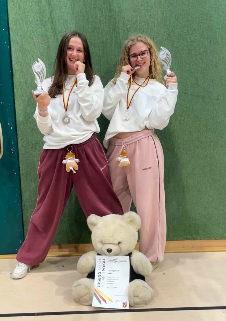 Zwei Mädchen mit Medaillen und Pokalen beim JUMAPO Pokal, TSC Ingolstadt, neben einem Teddybär