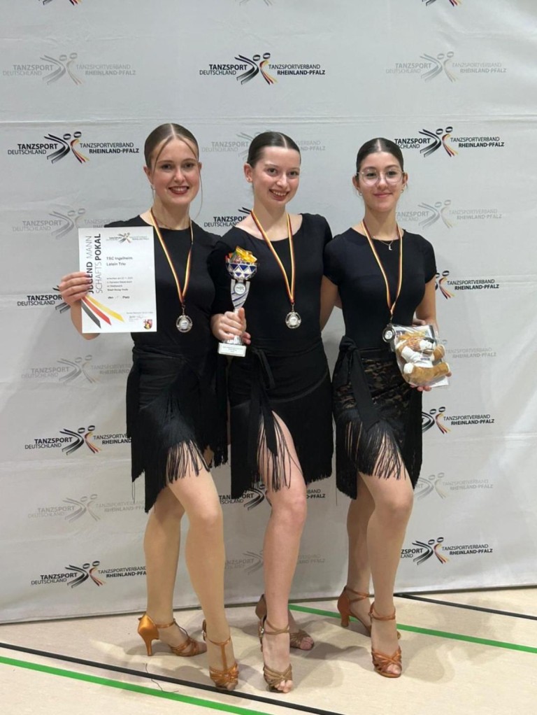 Siegerinnen beim Tanzsportverband Rheinland-Pfalz Turnier mit Pokal und Urkunde