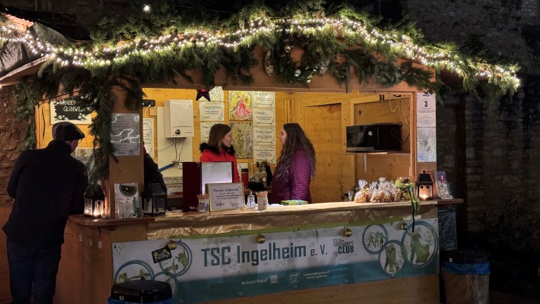 Weihnachtsmarkt-Stand des TSC Ingelheim e.V. mit festlicher Dekoration und Glühweinverkauf