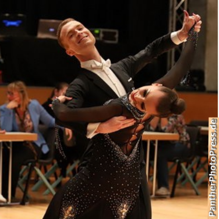 Grigorij Gelfond beim Standardtanz-Turnier, elegant im schwarzen Frack auf dem Parkett