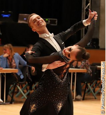 Grigorij Gelfond beim Standardtanz-Turnier, elegant im schwarzen Frack auf dem Parkett