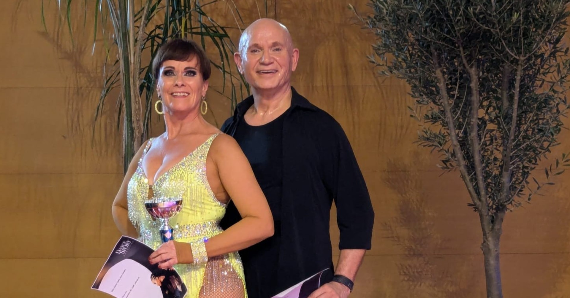 Hans Jürgen Dr. Gallo bei einer Tanzveranstaltung mit Pokal in der Hand