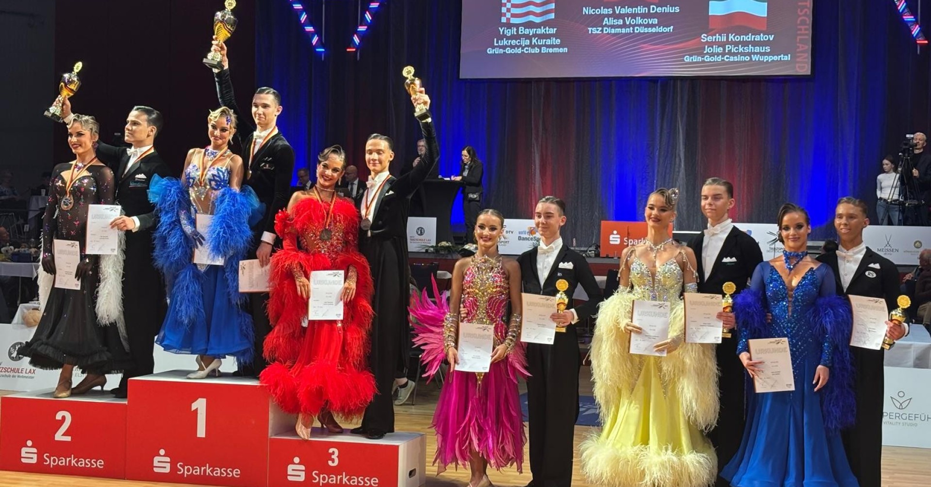 Siegerpodium der DM Jugend A Standard in Dresden mit Nicolas Valentin Denius, Alisa Volkova, Yigit Bayraktar, Lukrecija Kuraite, Serhii Kondratov und Jolie Pickshaus.