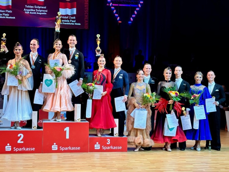 Siegerehrung bei einem Tanzturnier mit Gewinnerpaaren auf dem Podium, Sparkasse Sponsoring, festliche Tanzkleidung
