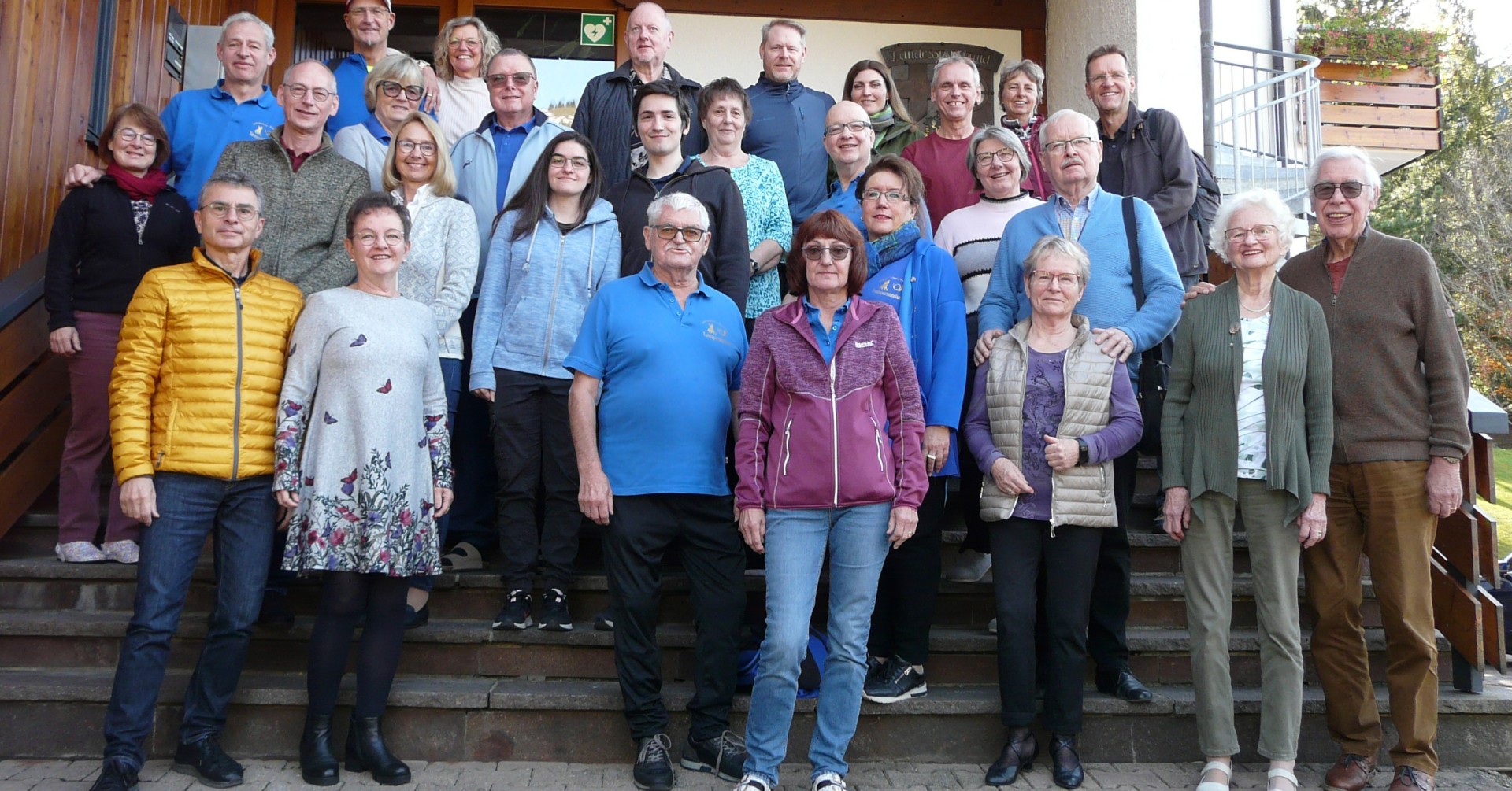 Gruppenfoto von Menschen in Oberjoch 2025 auf einer Treppe vor einem Gebäude