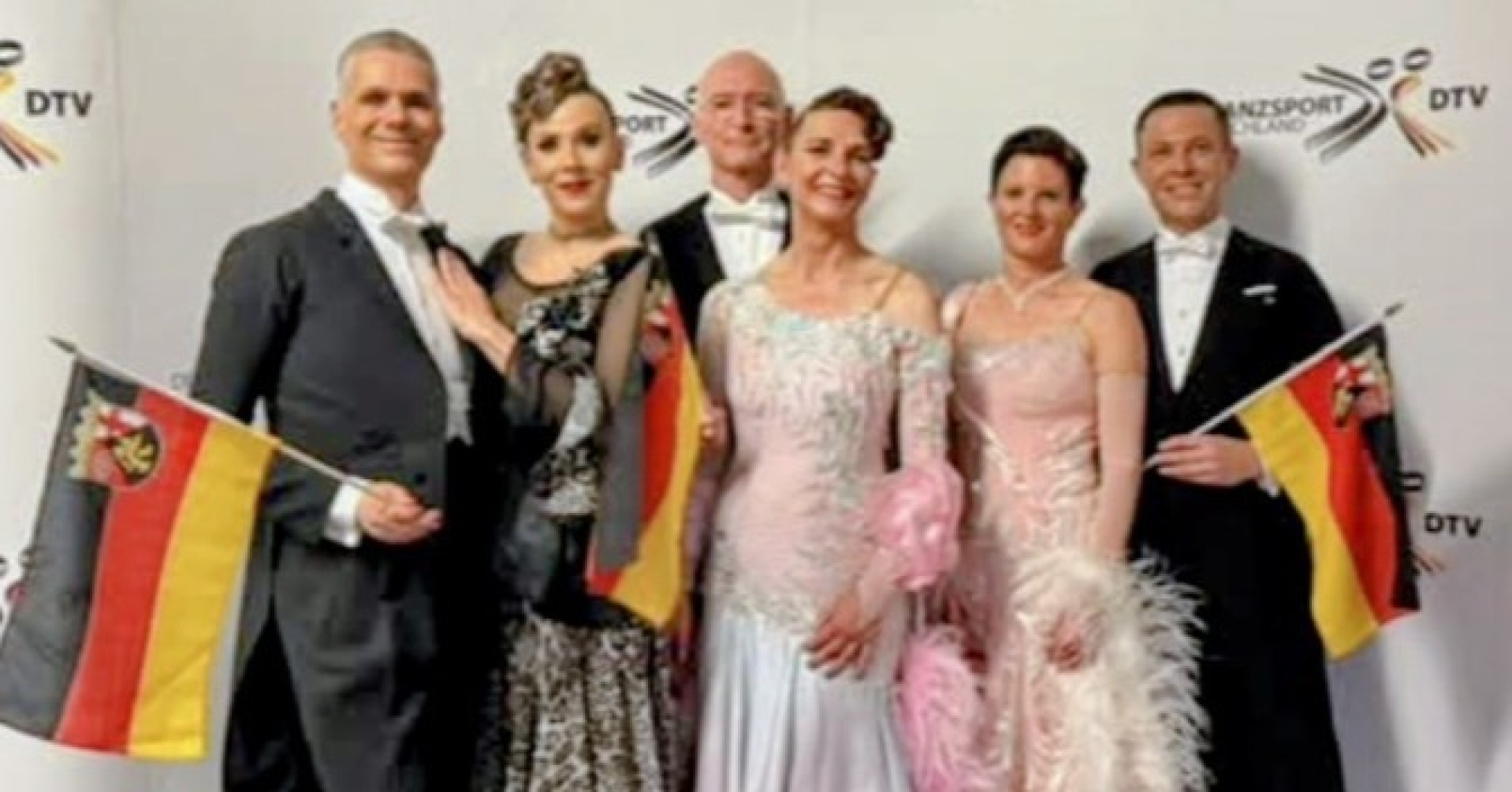 Gruppe elegant gekleideter Menschen bei einer Tanzveranstaltung mit Deutschland-Flagge, aufgenommen am 16.11.2025