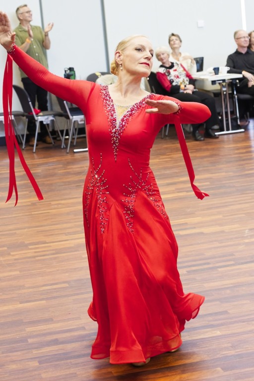 Tänzerin bei der Landesmeisterschaft in rotem Standardkleid, Turnier in Bach