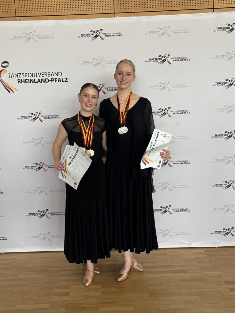 Schuelke und Tittel bei der Siegerehrung der Tanzsportmeisterschaft Rheinland-Pfalz mit Medaillen und Urkunden