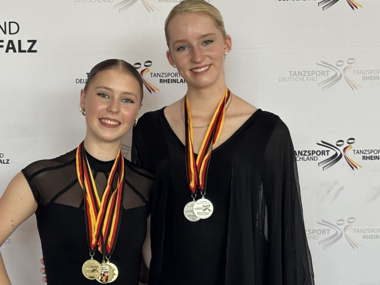 Schuelke und Tittel bei der Tanzsport Deutschland Meisterschaft mit Medaillen
