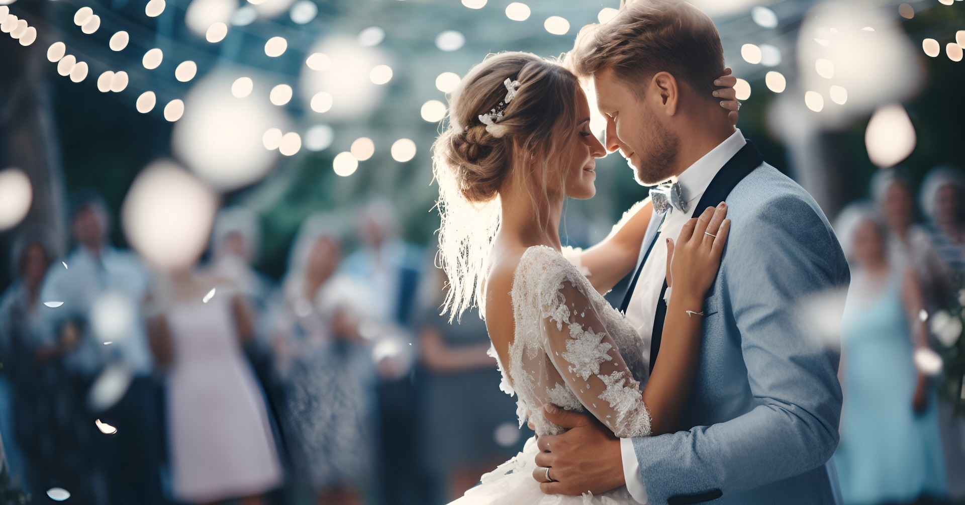 Brautpaar tanzt auf einer romantisch beleuchteten Hochzeitsparty im Freien