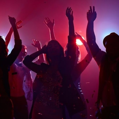 Schüler feiern beim TSZ Abikurs – Abschlussfeier mit Musik und Tanz