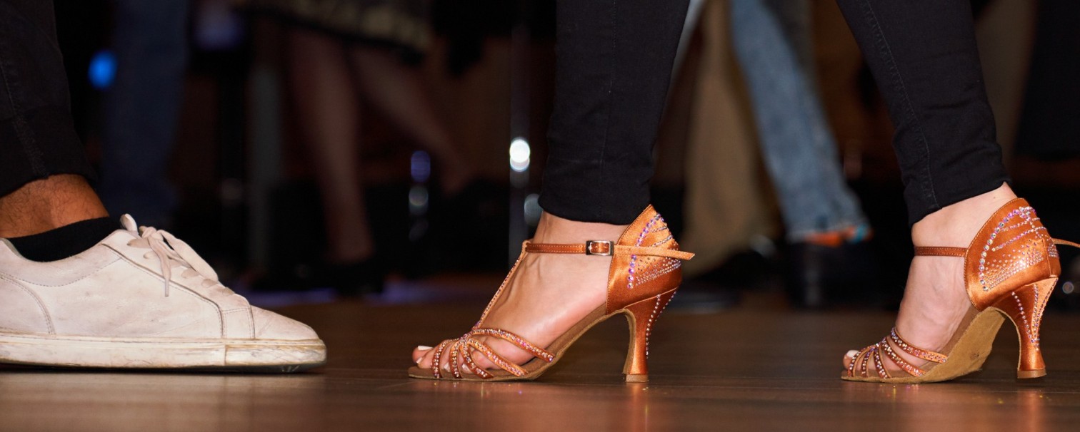 Tanzschuh auf Parkettboden als Symbol fcr Tanzkurse