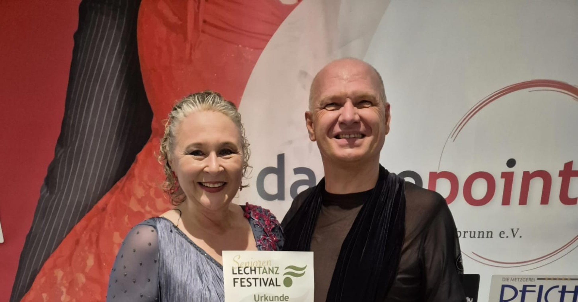 Tanzpaar mit Urkunden beim Tanzfestival in Königsbrunn 2025