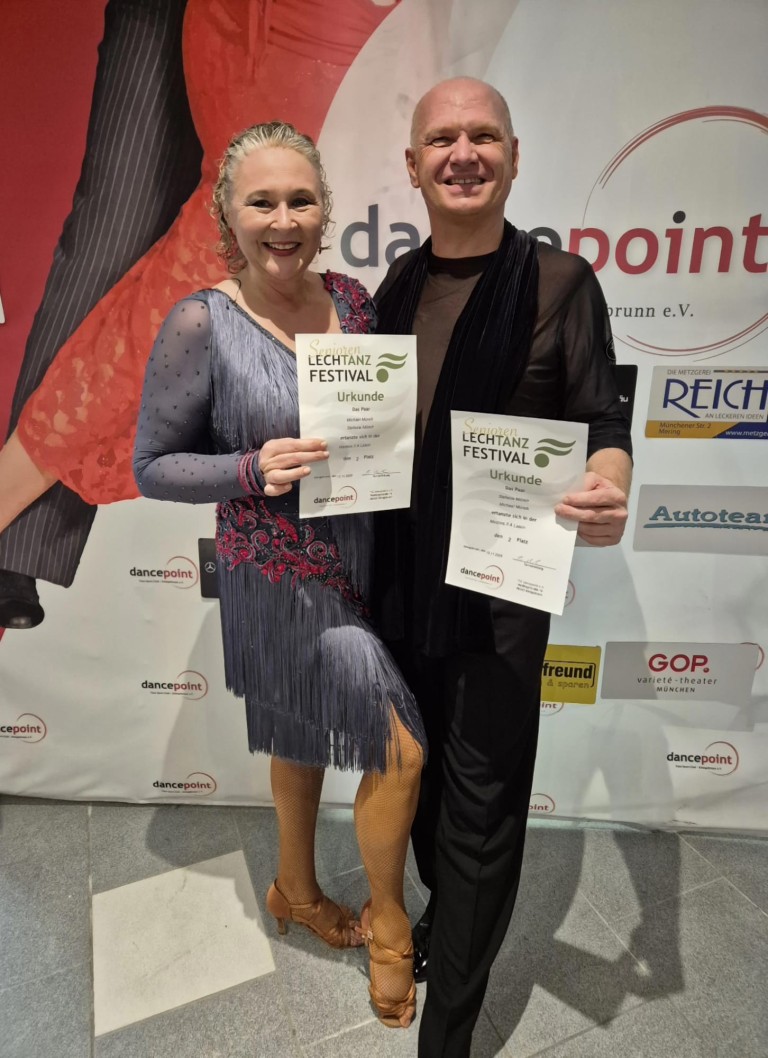Tanzpaar mit Urkunden beim Tanzfestival in Königsbrunn 2025