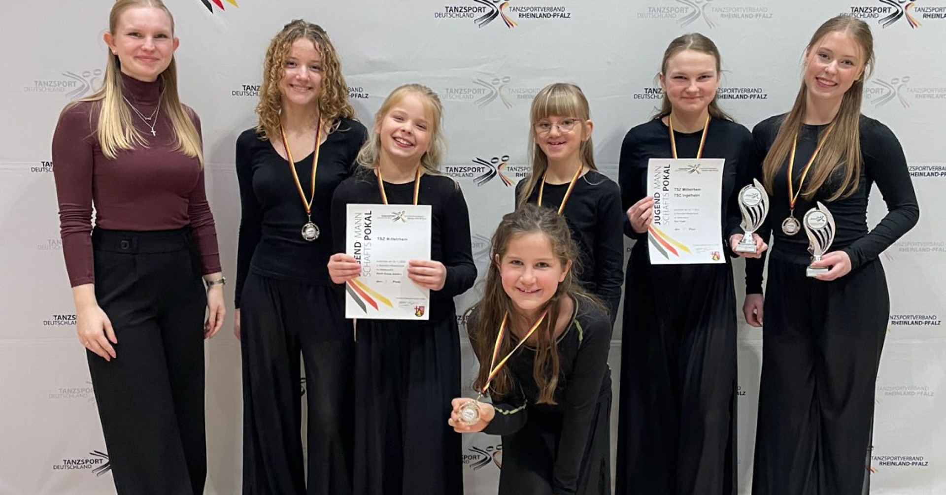 TSZ Mittelrhein Jumapo Tanzgruppe bei Siegerehrung des Tanzsportverbands Rheinland-Pfalz mit Medaillen und Urkunden