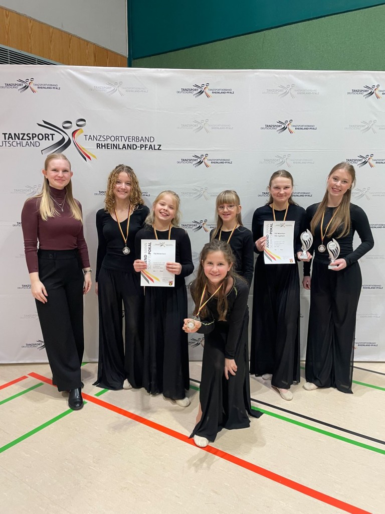 TSZ Mittelrhein Jumapo Tanzgruppe bei Siegerehrung des Tanzsportverbands Rheinland-Pfalz TSZ Mittelrhein Jumapo Tanzgruppe bei Siegerehrung des Tanzsportverbands Rheinland-Pfalz mit Medaillen und Urkunden