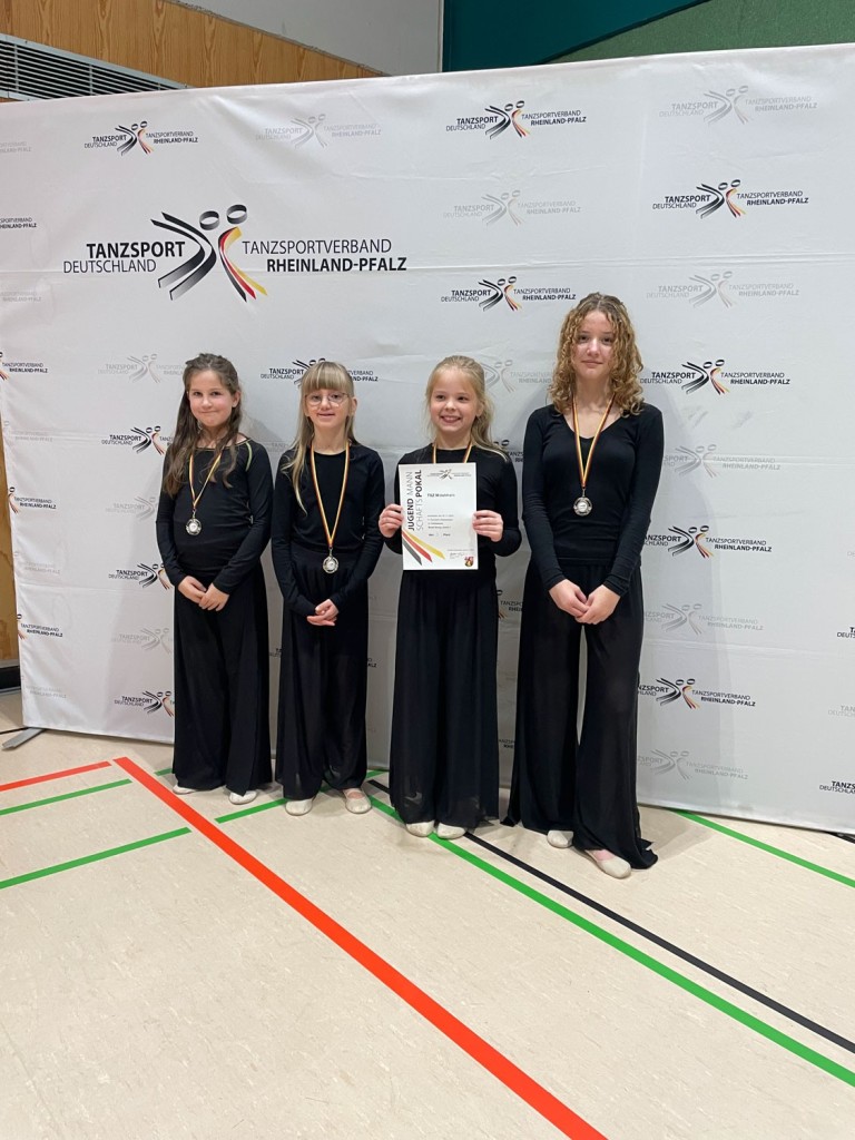 TSZ Mittelrhein Jumapo Team bei der Siegerehrung des Tanzsportverbands Rheinland-Pfalz TSZ Mittelrhein Jumapo Team bei der Siegerehrung des Tanzsportverbands Rheinland-Pfalz mit Medaillen und Urkunde