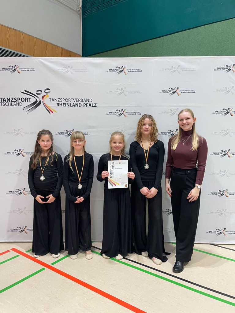 TSZ Mittelrhein bei der Siegerehrung des Tanzsportverbands Rheinland-Pfalz TSZ Mittelrhein Team bei einer Siegerehrung des Tanzsportverbands Rheinland-Pfalz mit Medaillen und Urkunde