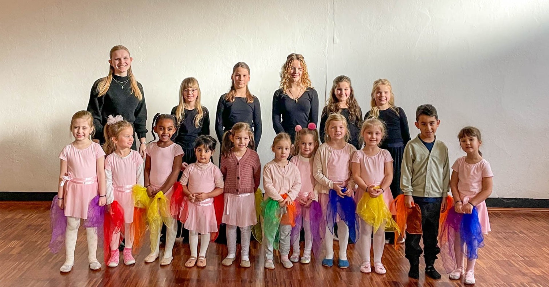 Gruppenfoto der Tanzmäuse JMC Kids vom TSZ Mittelrhein auf Holzfußboden