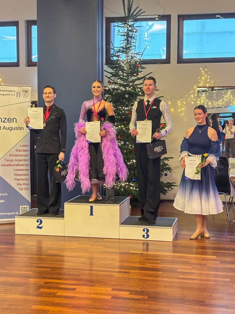 Schuelke auf dem Podium bei der Siegerehrung des Tanzturniers in Sankt Augustin Siegerehrung beim Tanzturnier in Sankt Augustin mit Schuelke auf dem Podium vor einem Weihnachtsbaum