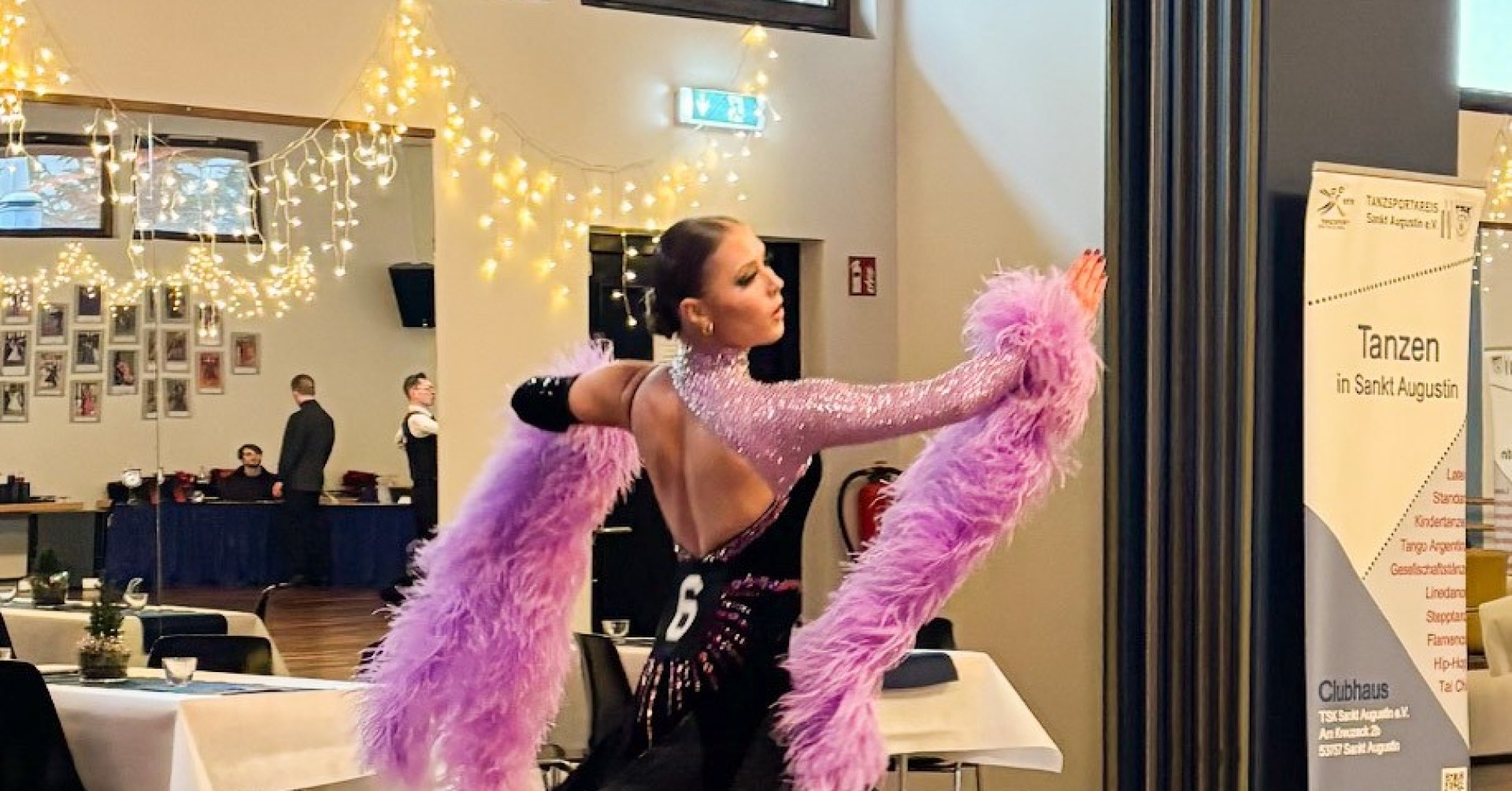 Tanzturnier in Sankt Augustin mit Teilnehmerin Schuelke in elegantem Kleid