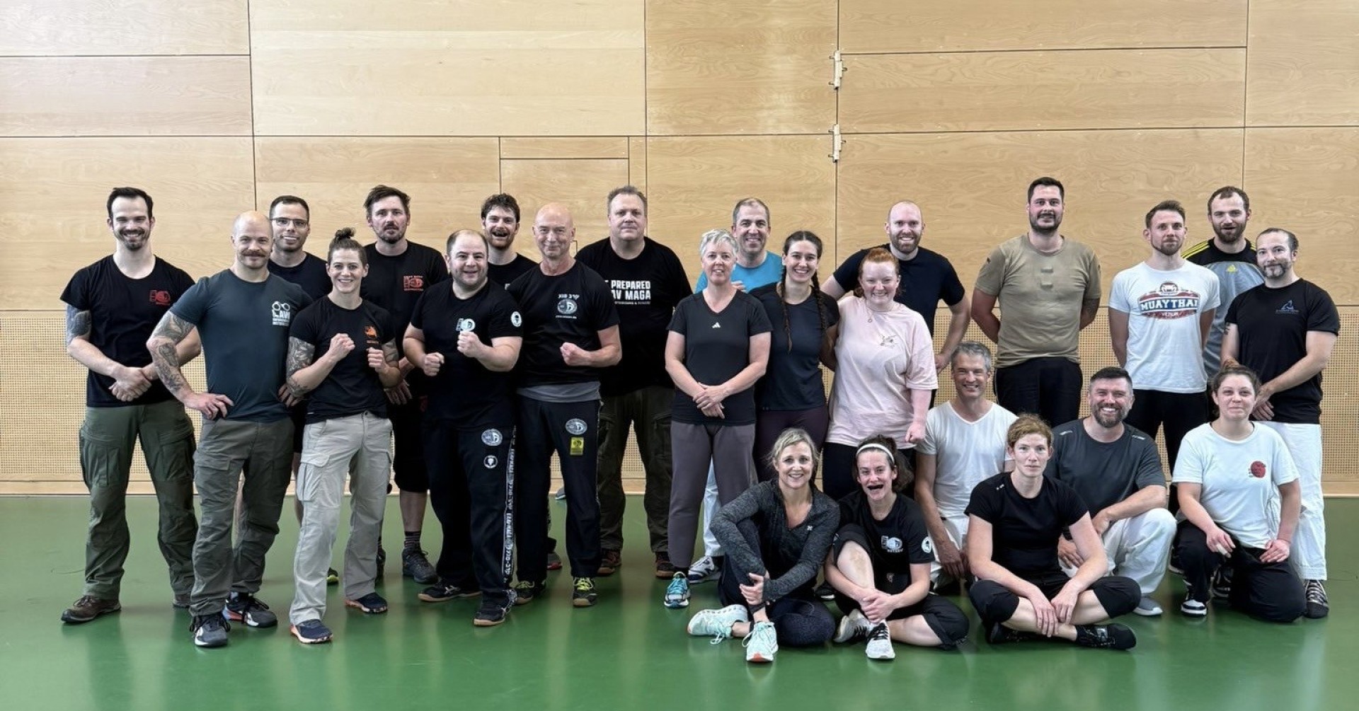 Gruppenfoto eines Selbstverteidigungskurses mit Schwerpunkt Take Down und Ground Control in einer Sporthalle