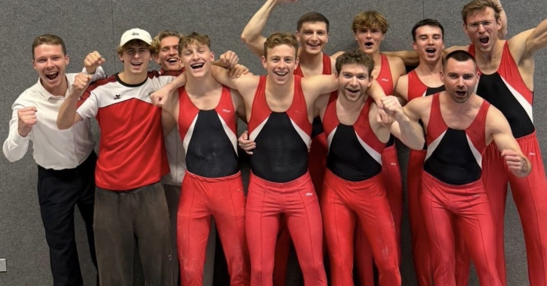 Turnmannschaft in roten Trikots bei einem Regionalliga-Wettkampf