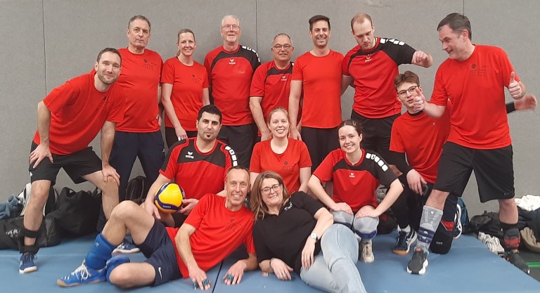 Gruppenfoto eines Volleyballteams beim Volleyballturnier 2026 in der Halle