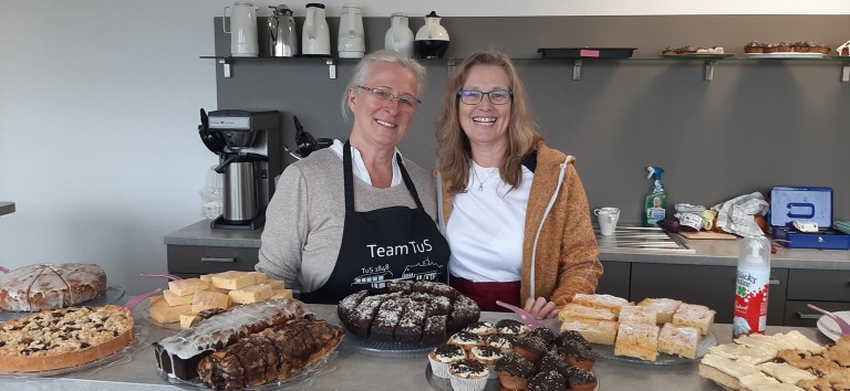 Team TuS Helferinnen an der Kuchentheke beim Volleyballturnier 2026 Kuchentheke beim Volleyballturnier 2026 mit Team TuS Helferinnen