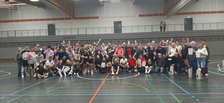 Volleyballturnier 2026 Gruppe in der Kaiserpfalz Realschule plus Gruppenfoto beim Volleyballturnier 2026 in der Kaiserpfalz Realschule plus