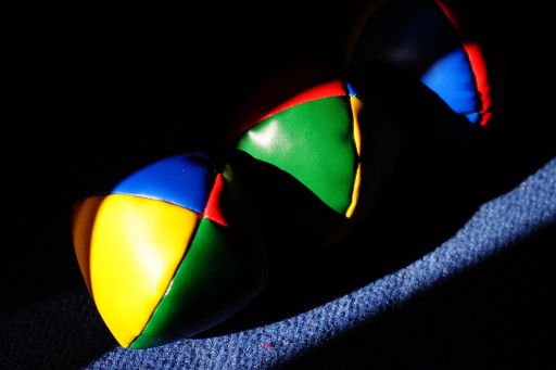 Bunte Jonglierbälle zum Jonglieren auf blauem Untergrund