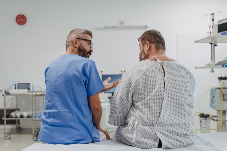 Gespräch zwischen Arzt und Patient im Krankenhaus Arzt spricht mit Patient im Krankenhauszimmer