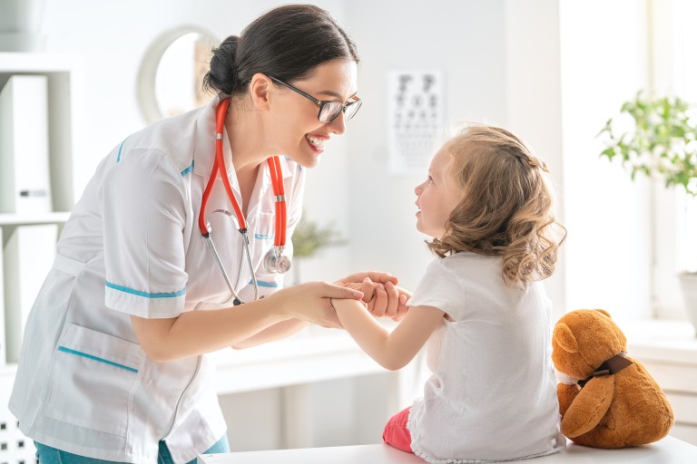 Kinderärztin bei der Untersuchung eines Mädchens in der Praxis Kinderärztin untersucht ein kleines Mädchen in einer modernen Arztpraxis