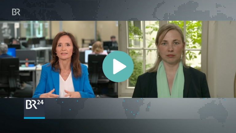 Zwei Frauen während eines Online-Interviews in einem Nachrichtenformat