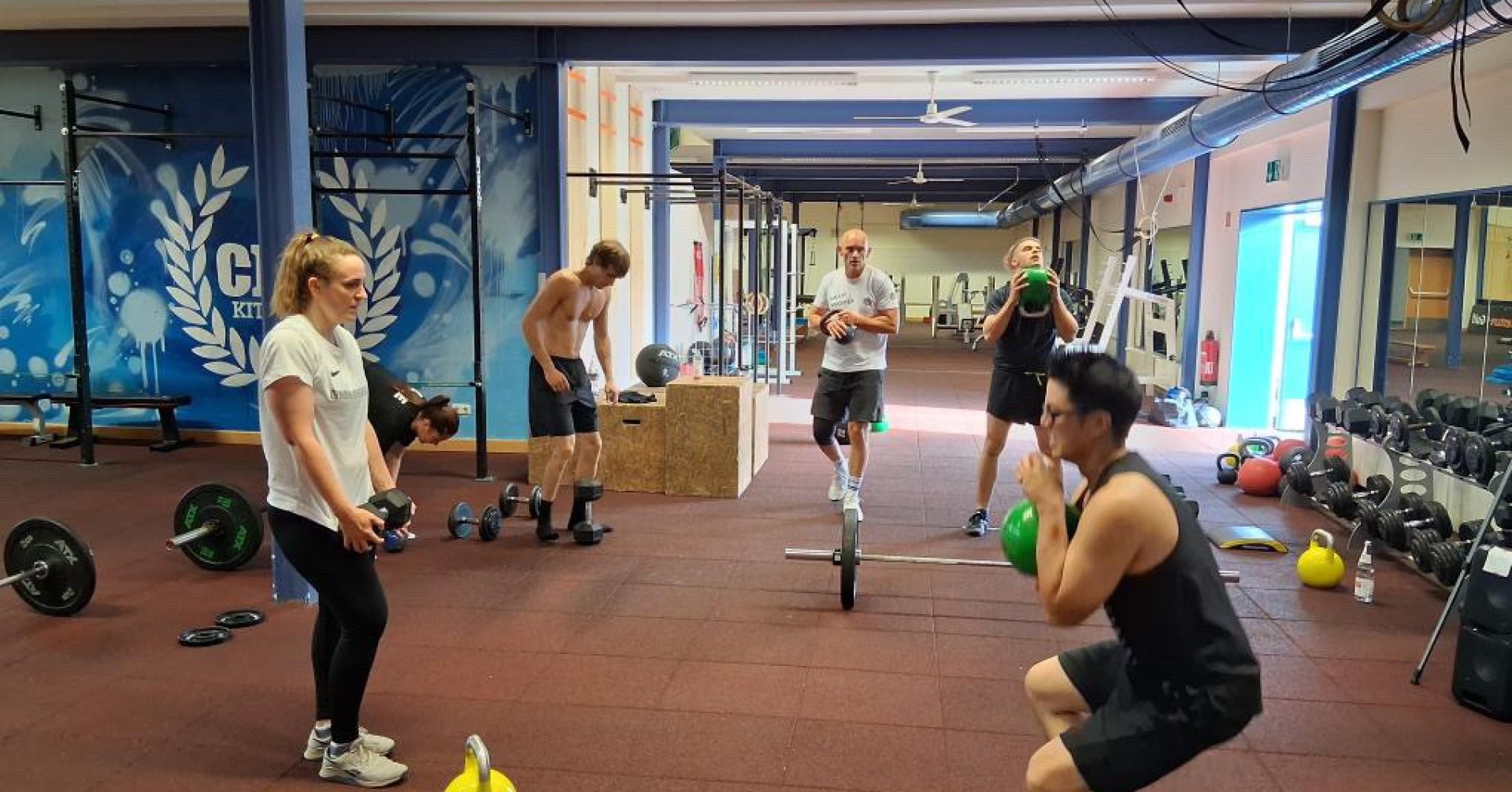 Personengruppe beim CrossFit Training in einem Fitnessstudio