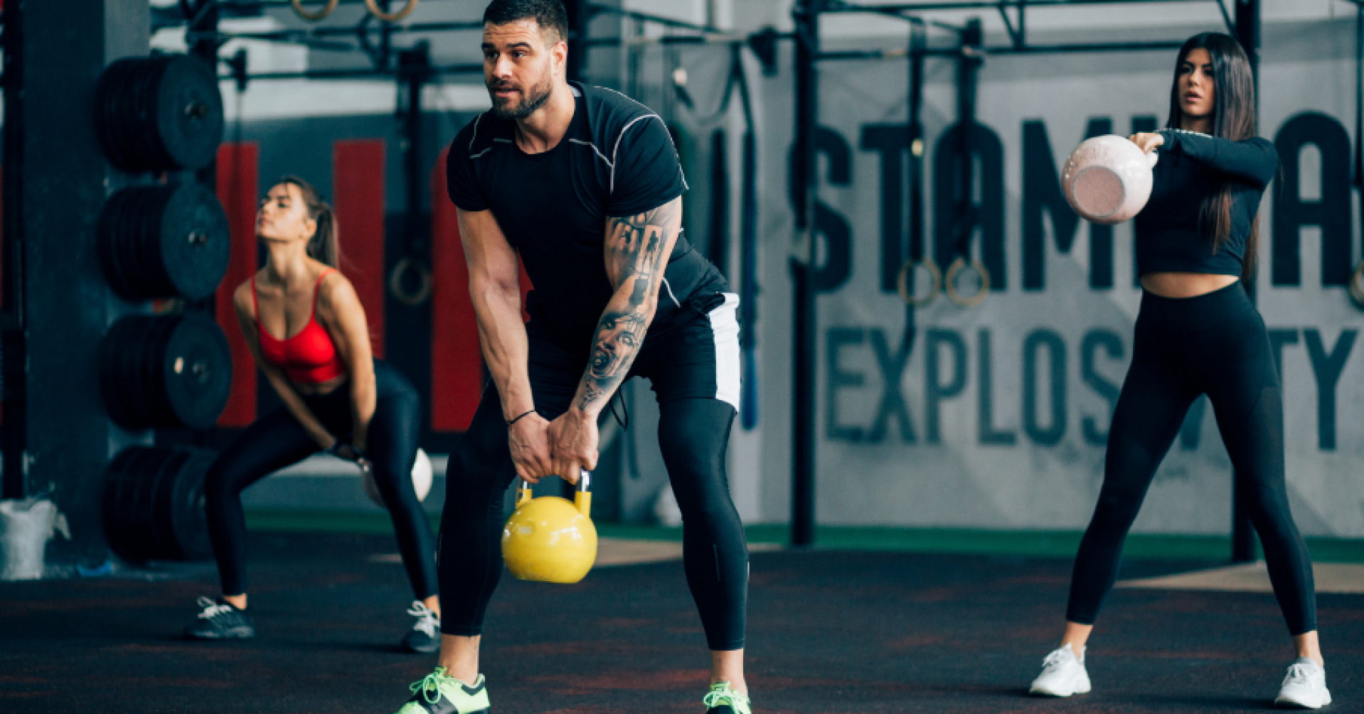Fitness-Training mit Kettlebell im Fitnessstudio, Gruppen-Workout